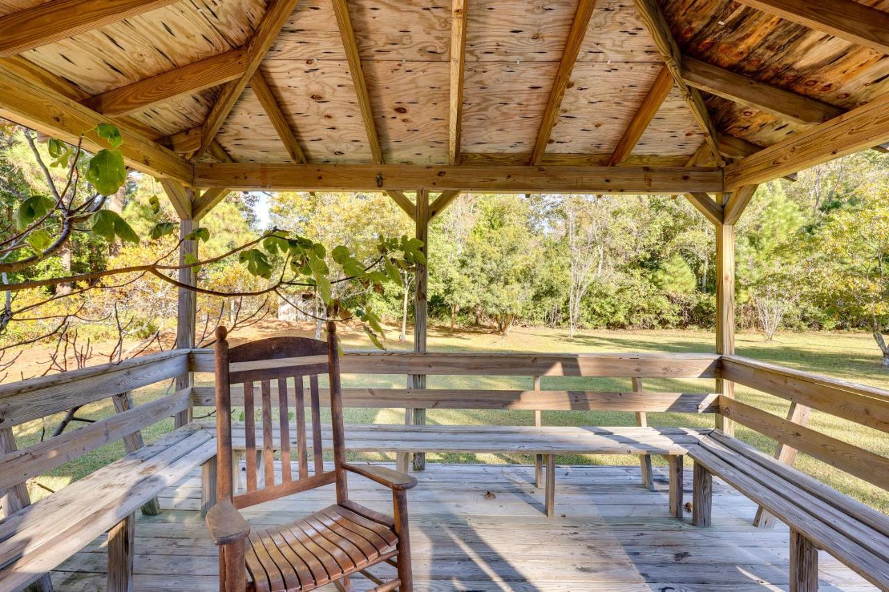 With Gazebo Deck 4 Mi To Beach! Holiday home *