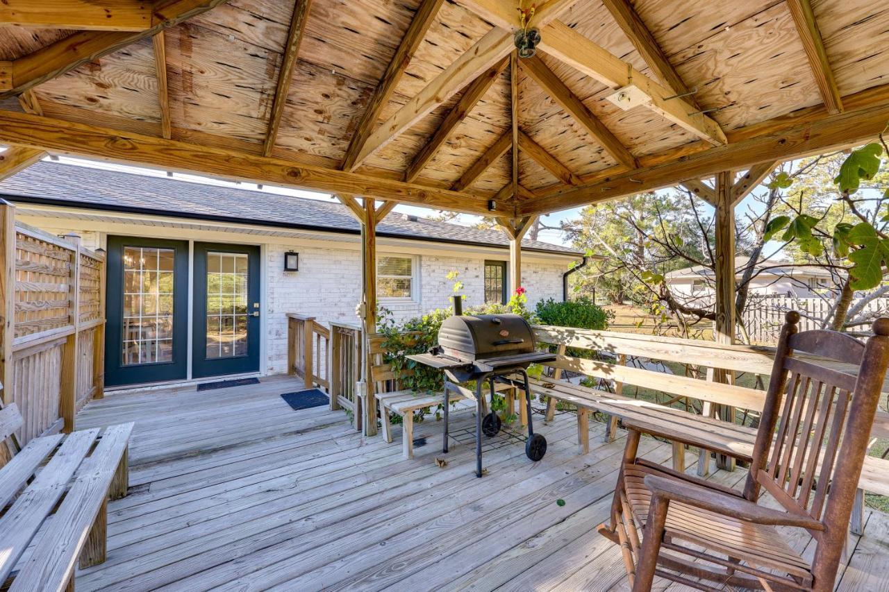 With Gazebo Deck 4 Mi To Beach! Holiday home Wilmington